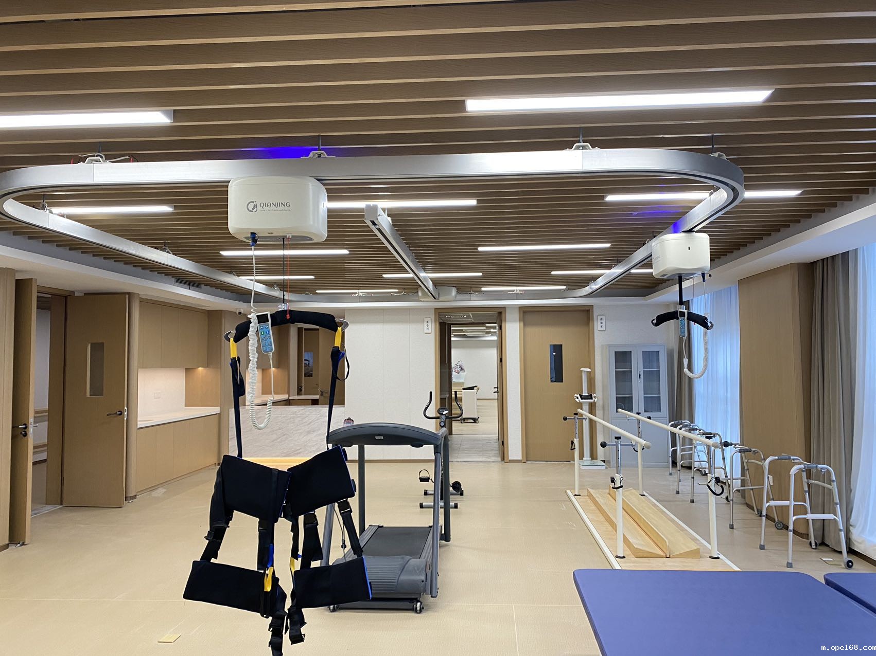 天轨智能减重训练系统