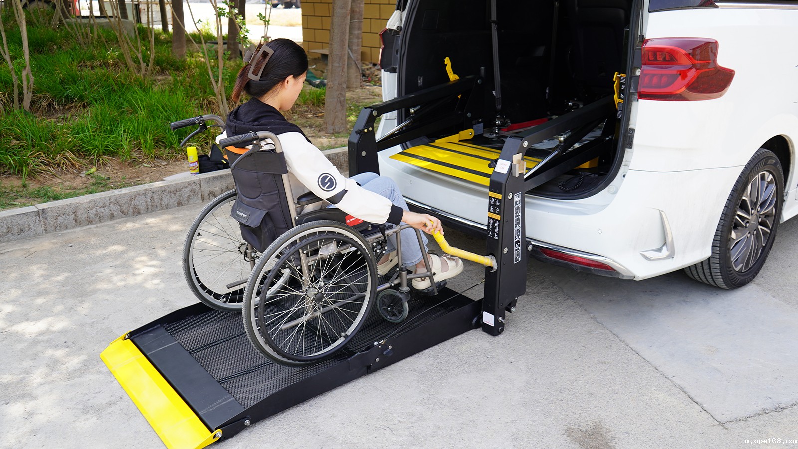 Wheelchair lift