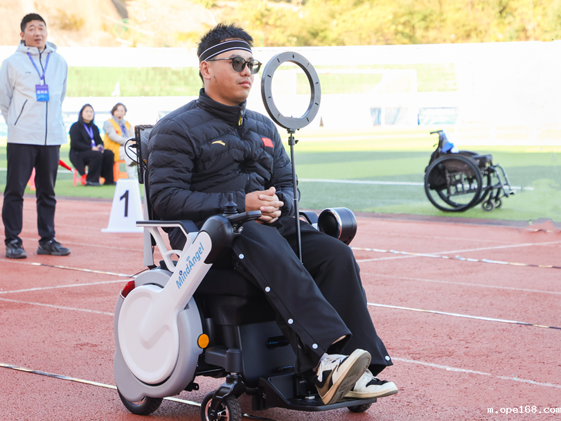 脑控主动康复轮椅