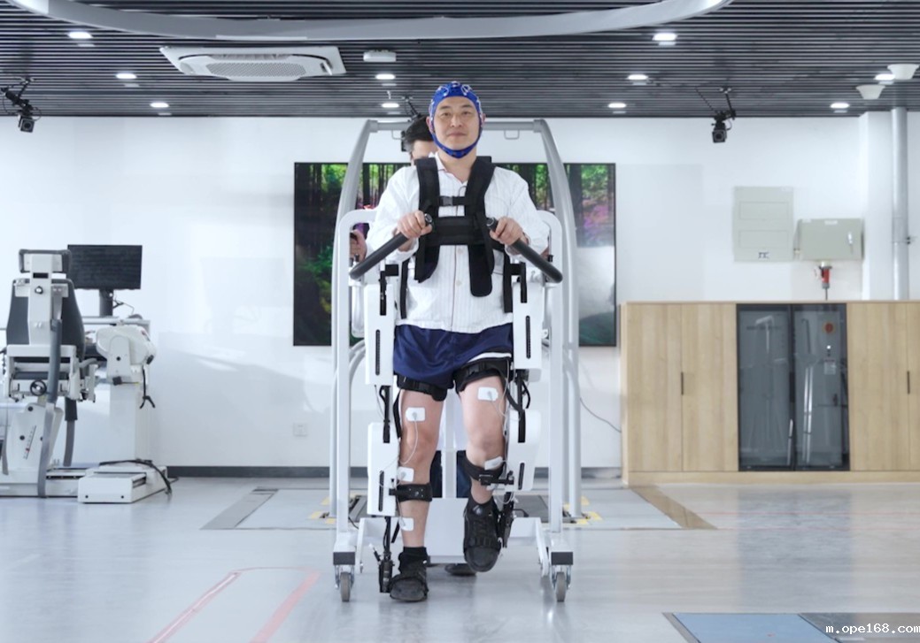 “神工”人工神经康复机器人
